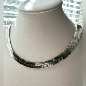 Cadena choker en Oro Laminado blanco ajustable. Queda preciosa.